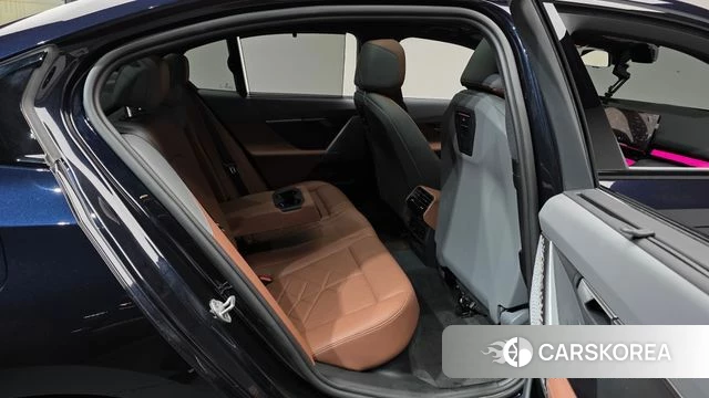 BMW 5 Series (G60) 2025 Черный из Кореи, фото 2
