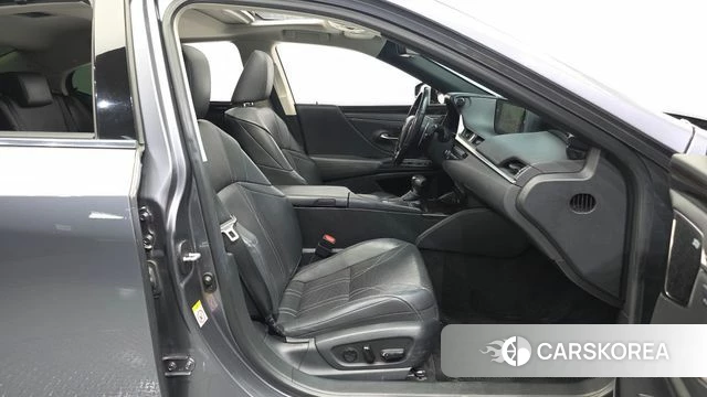 Lexus ES300h 7th generation 2019 Серебристо-серый из Кореи, фото 2