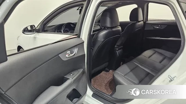 Kia The New K3 2nd generation 2021 Белый из Кореи, фото 2