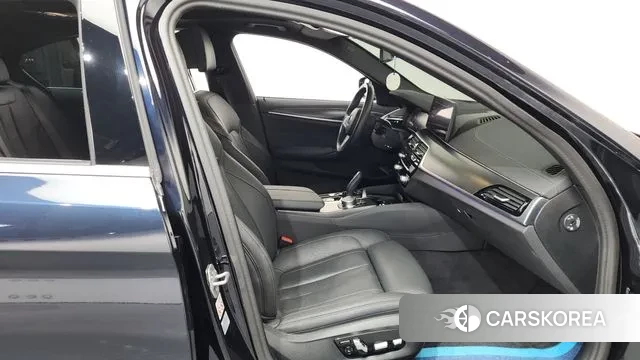 BMW 5 Series (G30) 2023 Черный из Кореи, фото 2