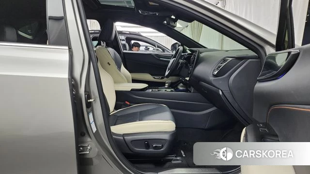 Lexus NX450h + 2nd generation 2023 Серебристо-серый из Кореи, фото 2