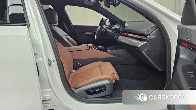 BMW 5 Series (G60) 2025 Белый из Кореи, фото 2