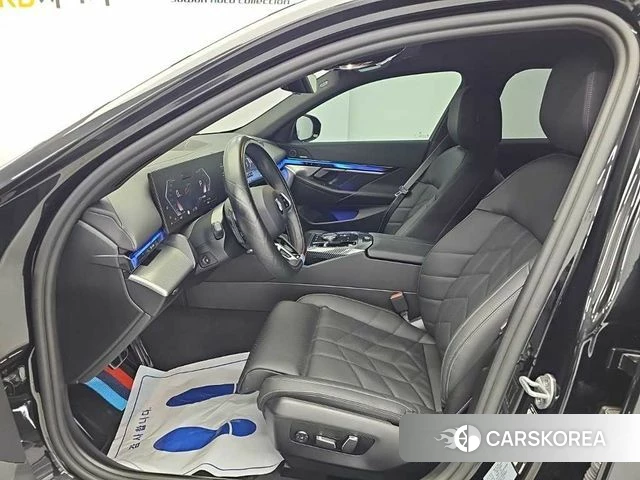 BMW 5 Series (G60) 2025 Черный из Кореи, фото 2