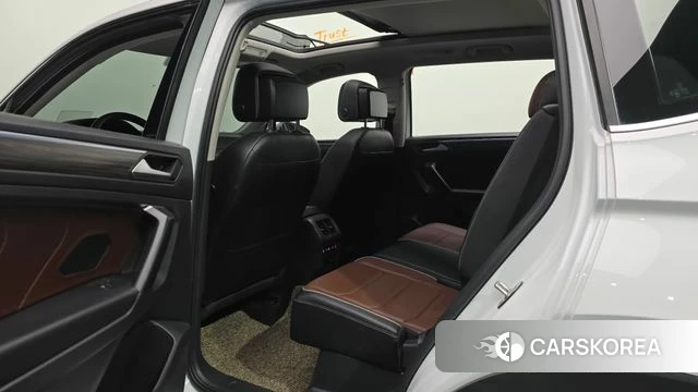 Volkswagen Tiguan Allspace 2023 Белый из Кореи, фото 2