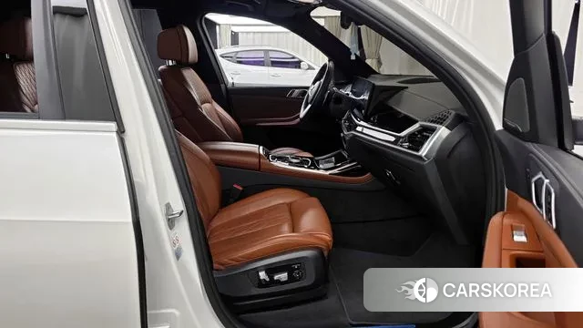 BMW X7 (G07) 2023 Белый из Кореи, фото 2