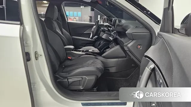 Peugeot e-2008 second generation 2023 Белый двухцветный из Кореи, фото 2