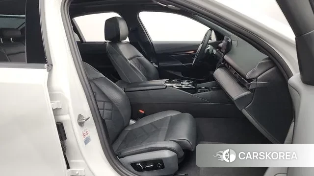 BMW 5 Series (G60) 2023 Белый из Кореи, фото 2