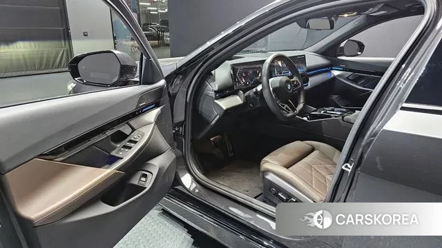 BMW 5 Series (G60) 2024 Серый из Кореи, фото 2