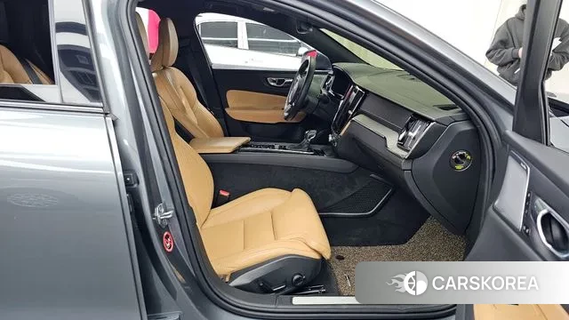 Volvo V60 Cross-Country 2nd Generation 2019 Серый из Кореи, фото 2