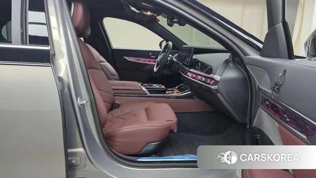 BMW 7 Series (G70) 2025 Серебряный двухцветный из Кореи, фото 2