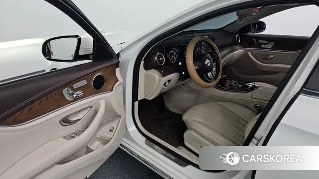 Mercedes-Benz E-Class W213 2018 Белый из Кореи, фото 2