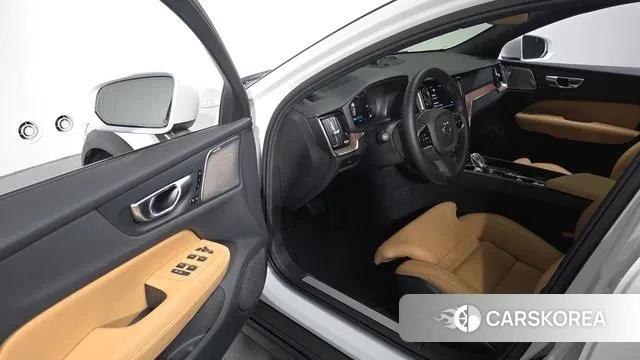 Volvo V60 Cross-Country 2nd Generation 2023 Белый из Кореи, фото 2