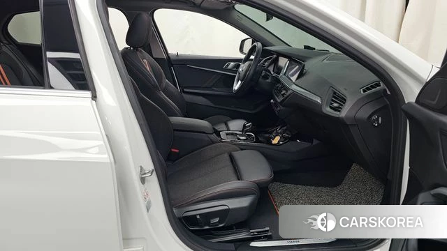 BMW 1 Series (F40) 2021 Белый из Кореи, фото 2