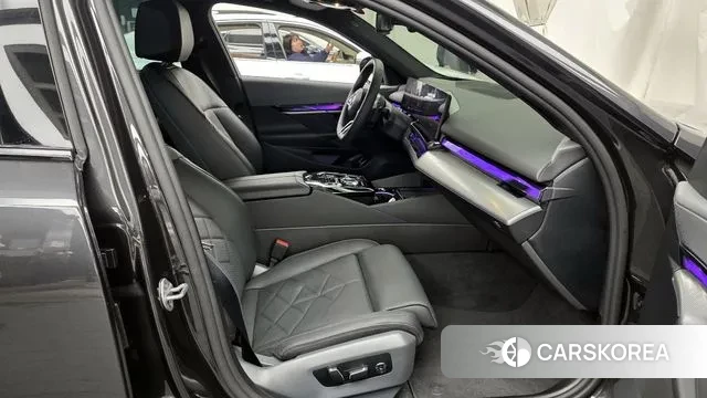 BMW 5 Series (G60) 2025 Серый из Кореи, фото 2