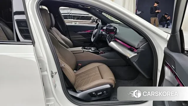 BMW 5 Series (G60) 2023 Белый из Кореи, фото 2