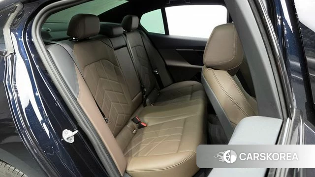 BMW 5 Series (G60) 2025 Черный из Кореи, фото 2