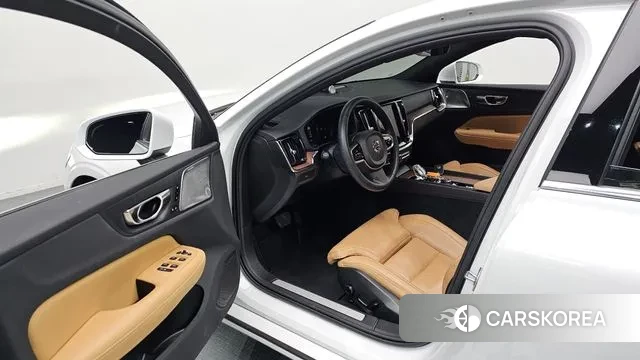 Volvo S60 3rd generation 2023 Белый из Кореи, фото 2