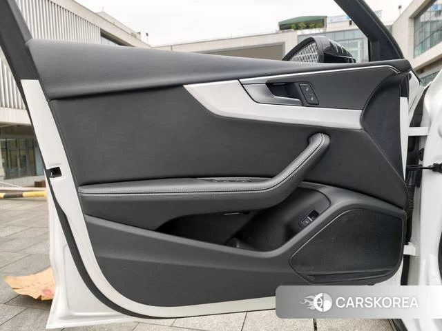 Audi A4L 2022 Белый из Китая, фото 2