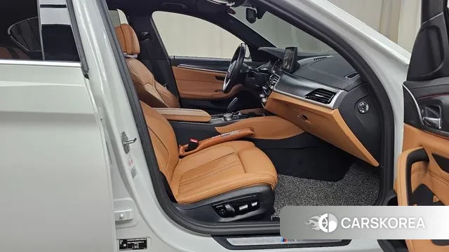 BMW 5 Series (G30) 2023 Белый из Кореи, фото 2