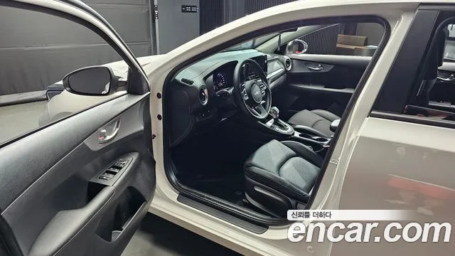 Kia The New K3 2nd generation 2022 Белый из Кореи, фото 2