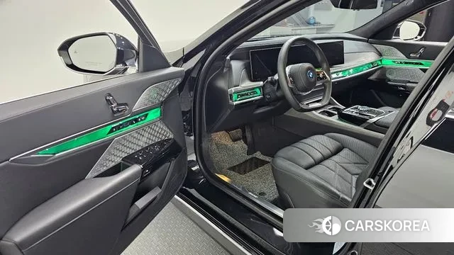 BMW 7 Series (G70) 2023 Черный из Кореи, фото 2