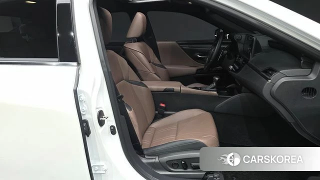 Lexus ES300h 7th generation 2024 Белый из Кореи, фото 2