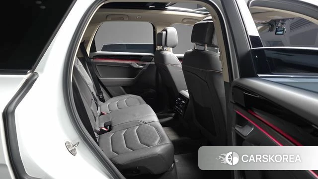 Volkswagen Touareg 3rd generation 2023 Белый из Кореи, фото 2