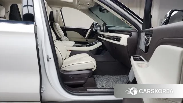 Lincoln Aviator 2nd generation 2022 Белый из Кореи, фото 2