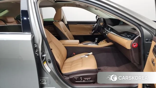 Lexus New ES300h 2018 Серебряный из Кореи, фото 2