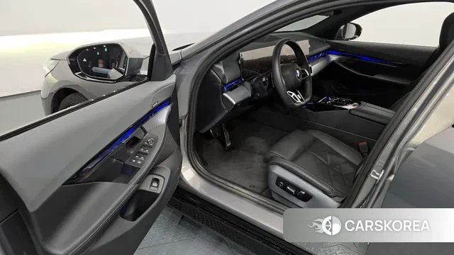 BMW 5 Series (G60) 2025 Серебристо-серый из Кореи, фото 2