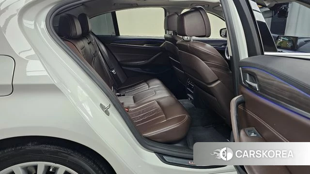 BMW 5 Series (G30) 2018 Белый из Кореи, фото 2