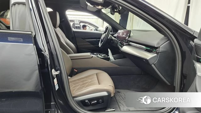 BMW 5 Series (G60) 2024 Черный из Кореи, фото 2