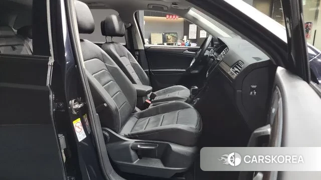 Volkswagen Tiguan Allspace 2022 Черный из Кореи, фото 2