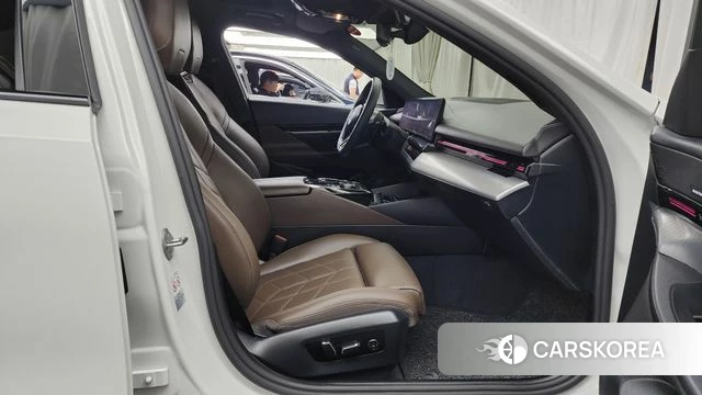 BMW 5 Series (G60) 2024 Белый из Кореи, фото 2