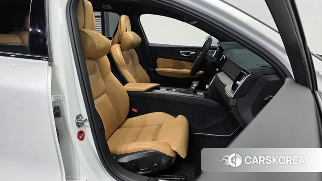 Volvo V60 Cross-Country 2nd Generation 2019 Белый из Кореи, фото 2