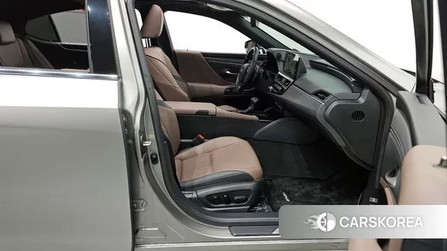 Lexus ES300h 7th generation 2023 Серебряный из Кореи, фото 2