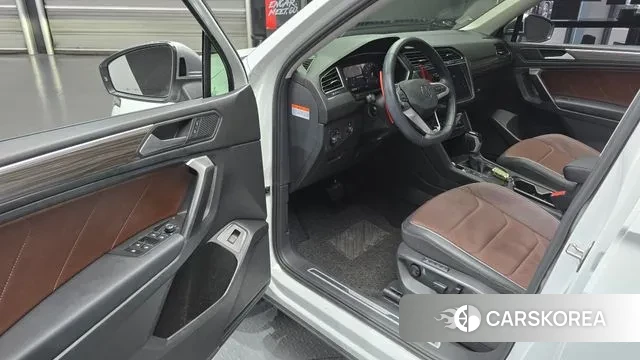 Volkswagen Tiguan Allspace 2023 Белый из Кореи, фото 2