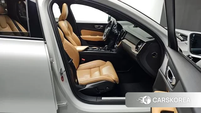 Volvo V60 Cross-Country 2nd Generation 2020 Белый из Кореи, фото 2