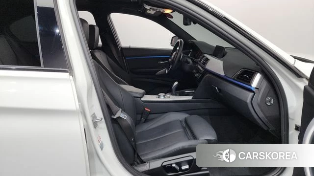 BMW 3 Series (F30) 2018 Белый из Кореи, фото 2