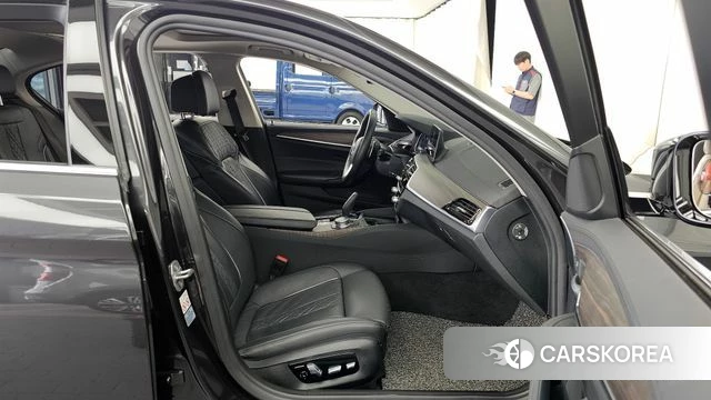 BMW 5 Series (G30) 2018 Серый из Кореи, фото 2