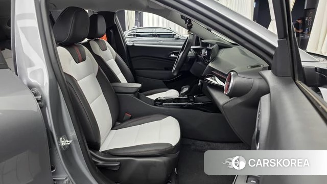 Chevrolet (GM Daewoo) Trax Crossover 2024 Серебристо-серый из Кореи, фото 2