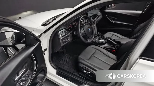 BMW 3 Series (F30) 2018 Белый из Кореи, фото 2