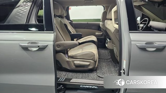 Kia The New Carnival 4th Generation 2025 Серебристо-серый из Кореи, фото 2