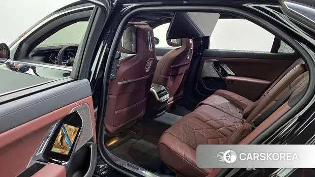 BMW 7 Series (G70) 2024 Черный из Кореи, фото 2