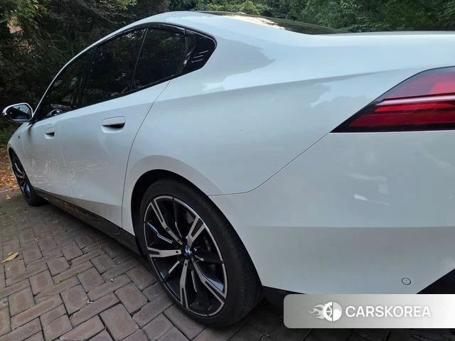 BMW 5 Series (G60) 2024 Белый из Кореи, фото 2