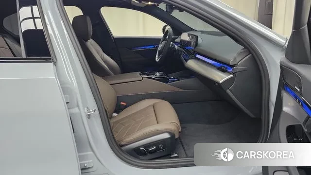 BMW 5 Series (G60) 2025 Светло-серебряный цвет из Кореи, фото 2