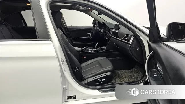 BMW 3 Series (F30) 2018 Белый из Кореи, фото 2