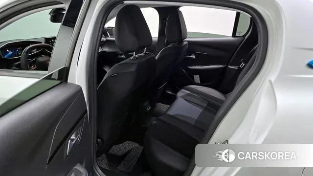 Peugeot e-208 second Generation 2022 Белый из Кореи, фото 2