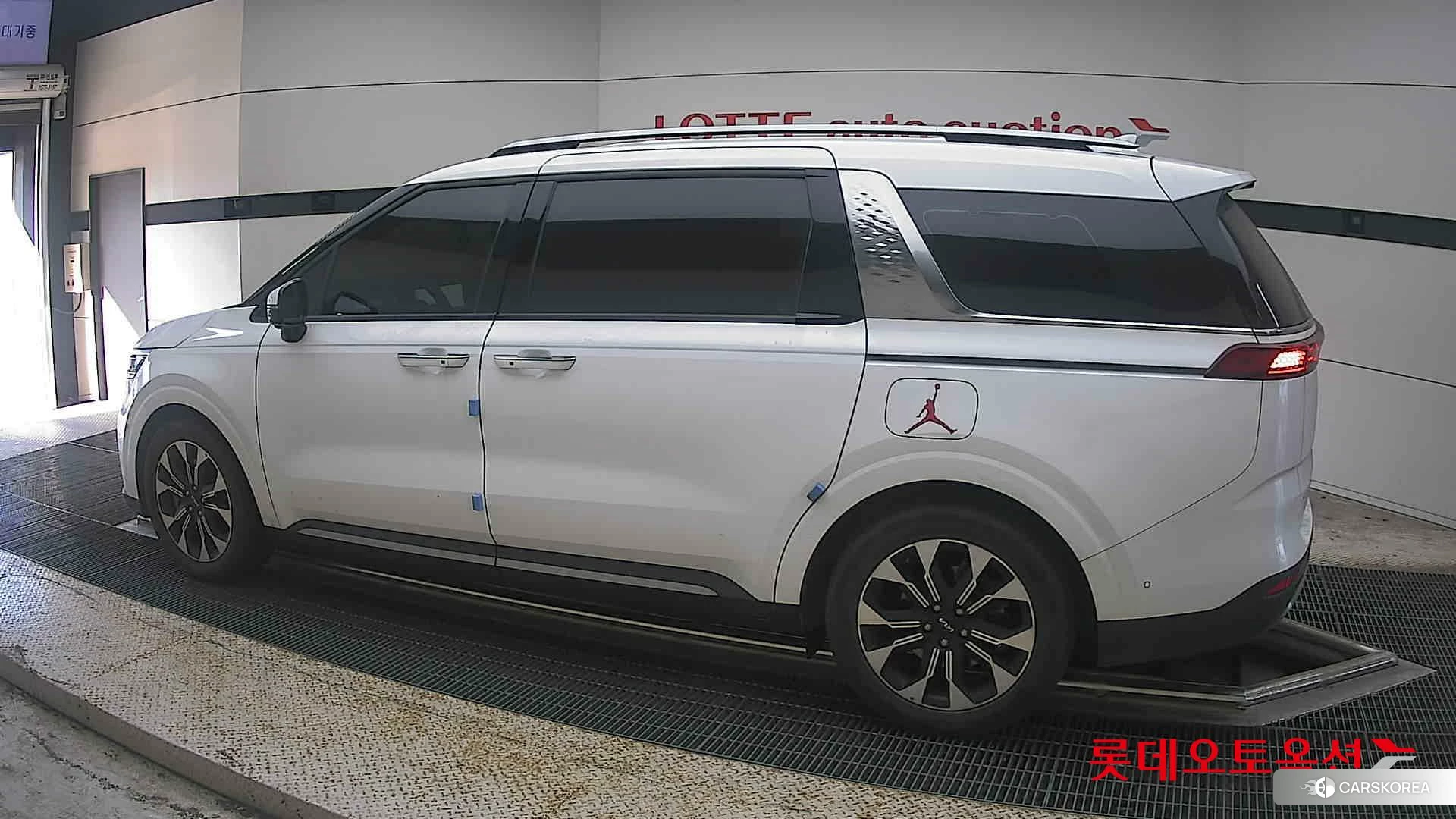 Kia Carnival 2023 Snow White Pearl (optional) из Кореи, фото 2