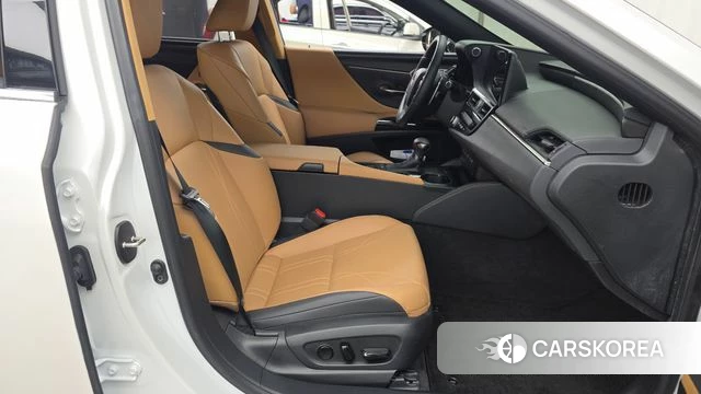 Lexus ES300h 7th generation 2023 Белый из Кореи, фото 2